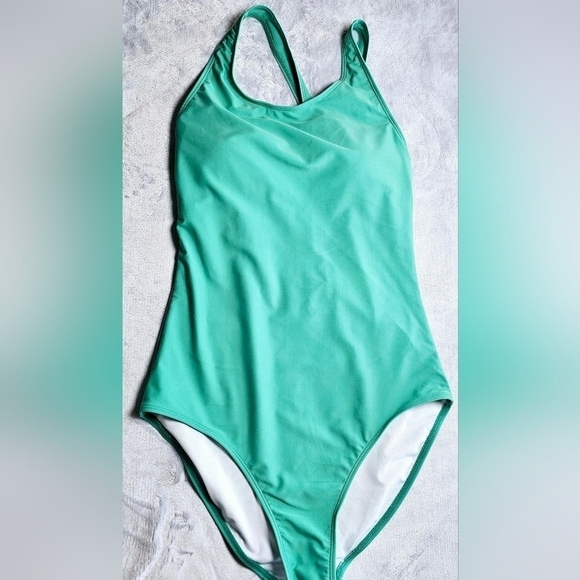 152.🆕️Med Green 1 Piece with Wide Crisscross Straps NWOT - Picture 1 of 3